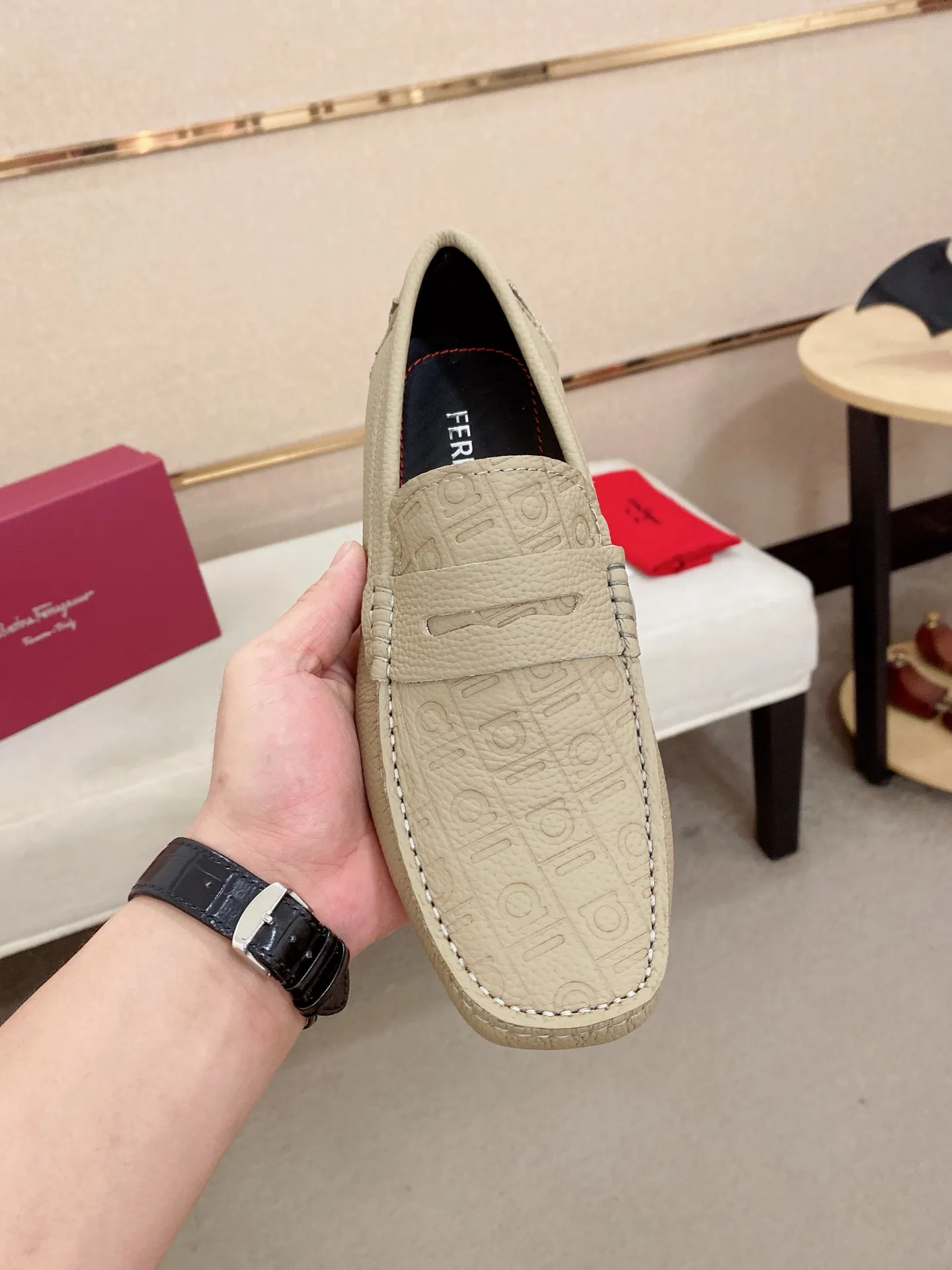 Men's shoes💰: 560💰High-end quality! Ferragamo🆕🆕Exclusive hot-selling products in stock🔥🔥New products on the shelves, high-quality Ferragamo men's pea shoes, high-end casual driving shoes, with complete packaging! 💪 💪 Material: imported first-layer pebbled cowhide 🐂 + imported high-quality water-dyed cowhide lining + wear-resistant outsole 👍🏻👍🏻 Features: high-end and comfortable, purely handmade 🚀 🚀 Create the perfect shoe that suits you best 🔥 🔥 Size: (38-44) 45 standard size can be customized!